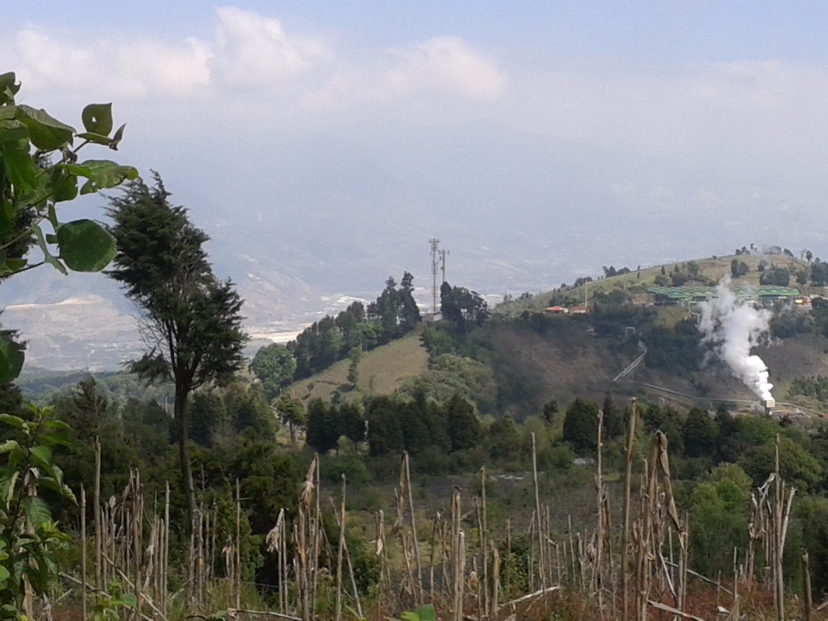 hiking up oacaya volcano guatemala