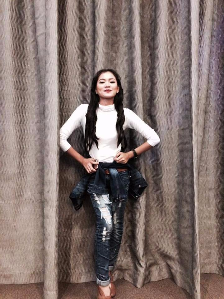Denise model posea